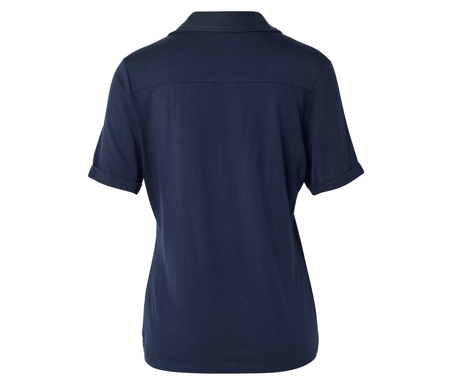 Rückansicht eines marineblauen Poloshirts mit kurzen Ärmeln.