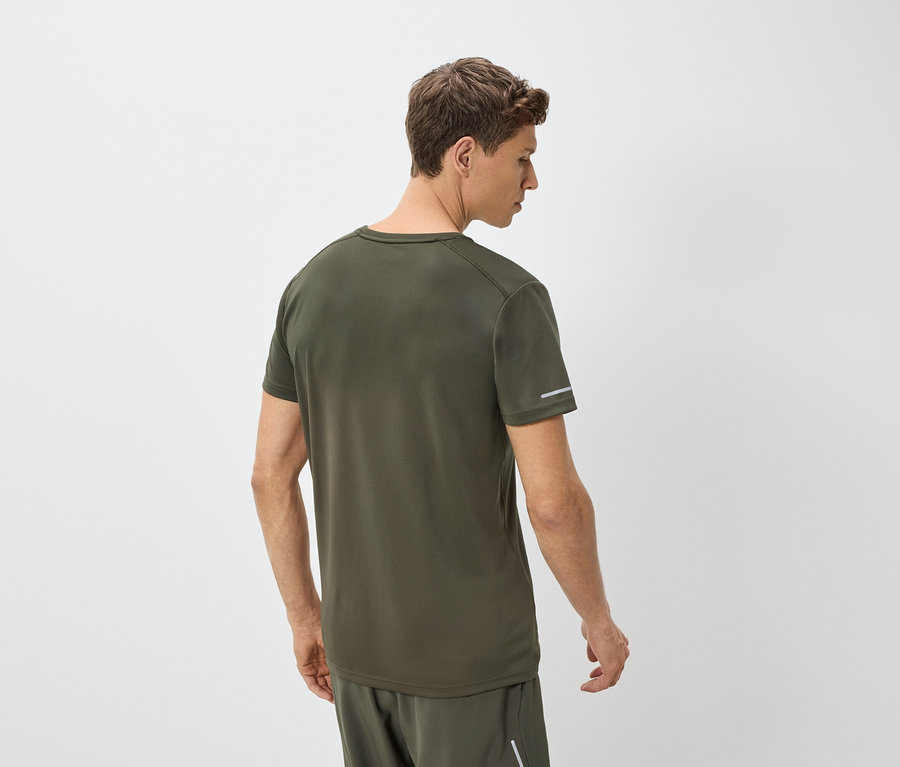 Mann von hinten, trägt ein grünes T-Shirt und Shorts.