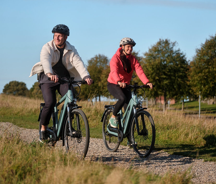 Zwei Personen fahren auf einem Schotterweg mit Fischer Trekking E-Bikes VIATOR 2.1 ACTIVE, 45 cm.