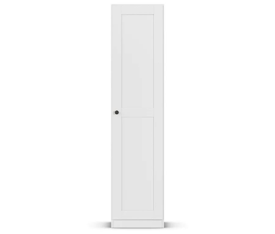 Weißer, schmaler Schrank mit einer Tür und einem runden, schwarzen Türknauf.