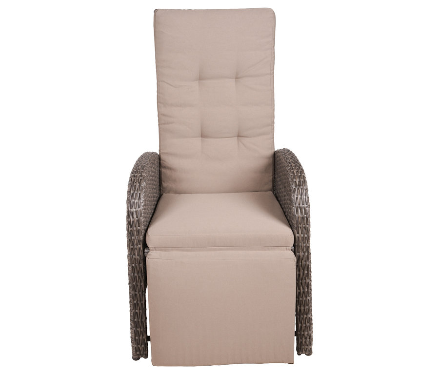 Ein einzelner »Salerno« Relaxsessel mit beiger Polsterung und braunem Rattanrahmen steht aufrecht.