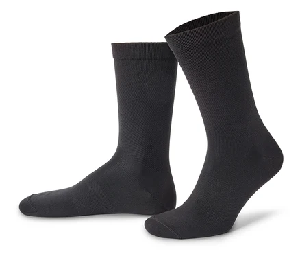 Zwei schwarze Socken stehen auf einem weißen Hintergrund.