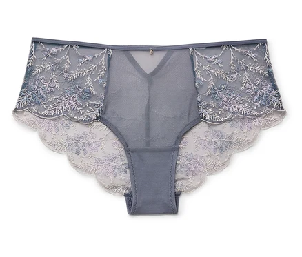 Grauer, floraler Spitzenslip mit transparentem Netzstoff auf einem weißen Hintergrund.