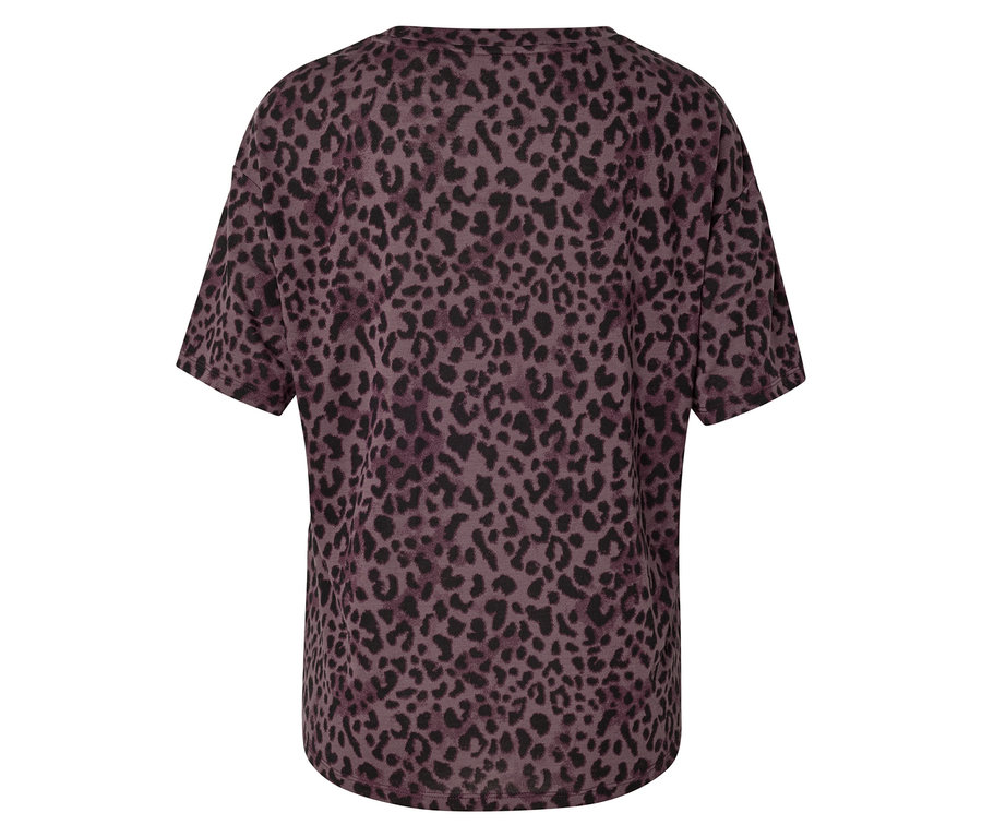 Rückansicht eines T-Shirts mit Leopardenmuster in Lila und Schwarz.