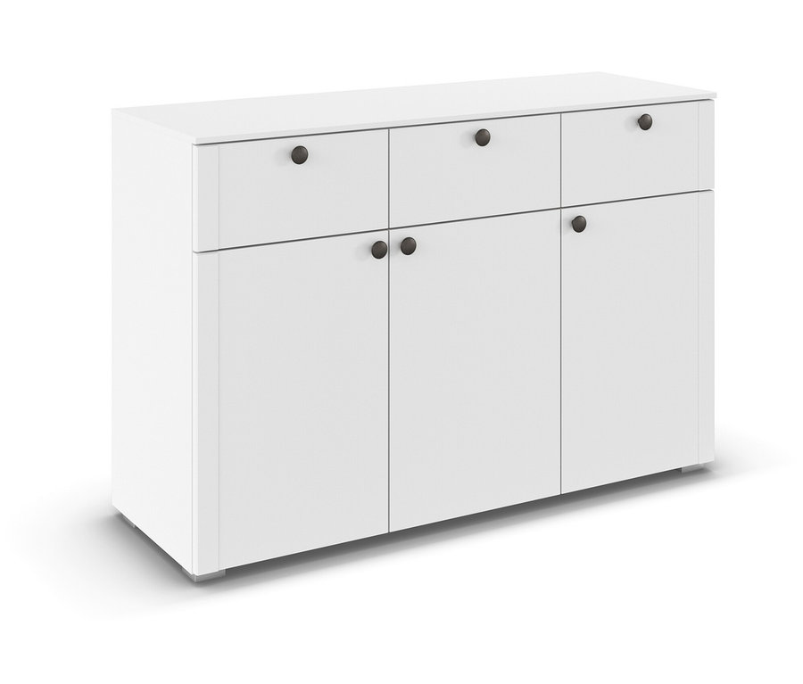 Weißes Sideboard mit drei Schubladen und drei Türen mit runden, dunklen Griffen.
