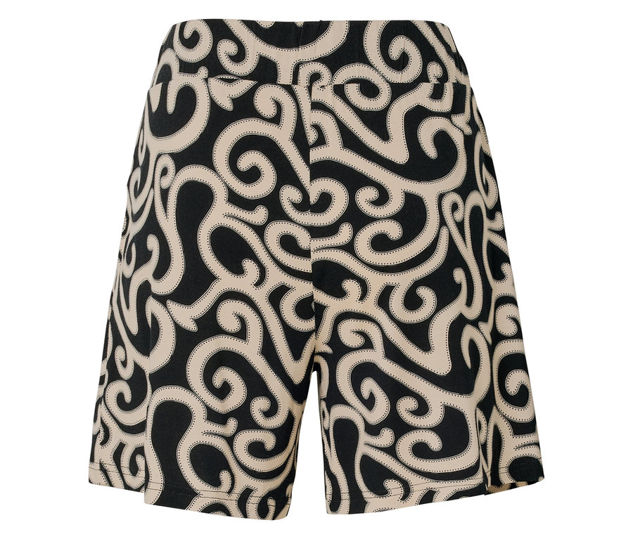 Shorts mit schwarzem Muster auf beigem Grund.