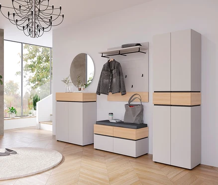 Eingangsbereich mit Garderobe, Schuhschrank, Spiegel und Bank in Weiß und Holzoptik. Eine graue Jacke hängt an der Wand.