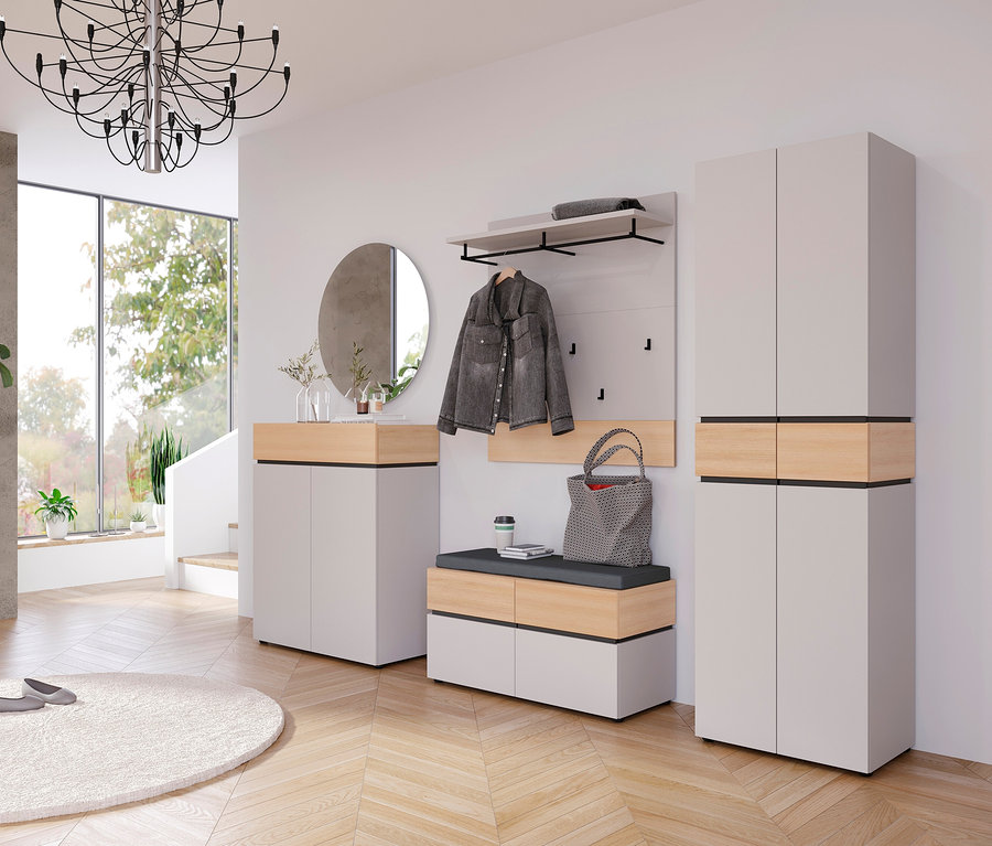 Eingangsbereich mit Garderobe, Schuhschrank, Spiegel und Bank in Weiß und Holzoptik. Eine graue Jacke hängt an der Wand.