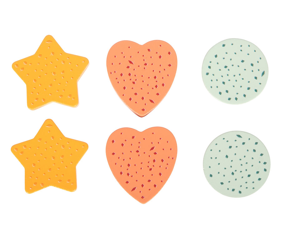 Zwei gelbe Sterne, zwei orangefarbene Herzen und zwei grüne Kreise des small foot Pferdefutter-Sets mit Tasche liegen auf weißem Grund.