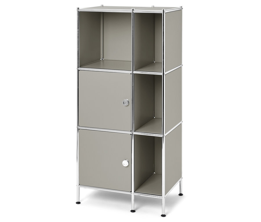 Grauer Schrank mit Chromrahmen, bestehend aus sechs Fächern, von denen zwei Türen haben.