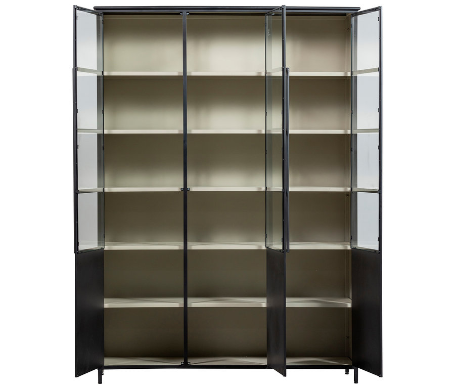 Hohe, dreiteilige Vitrine mit schwarzem Metallrahmen. Die oberen Glastüren und unteren blickdichten Türen sind geöffnet und zeigen helle Regalböden.