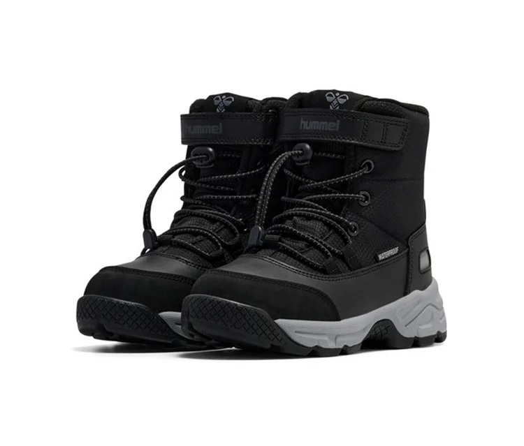 Zwei schwarze hummel® »Schneestiefel Snow Boot Tex« mit grauen Sohlen, schwarzen Schnürsenkeln und Klettverschlüssen.