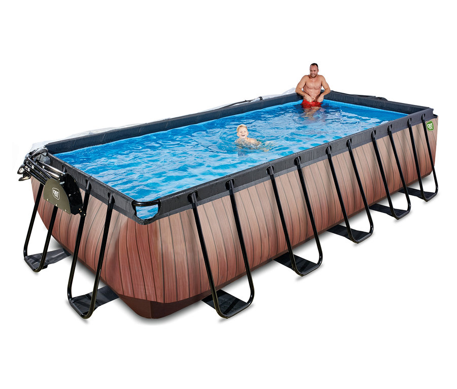 Ein Mann und ein Kind sind in einem rechteckigen EXIT Pool-Set in Holzoptik mit schwarzem Rahmen und blauem Wasser.