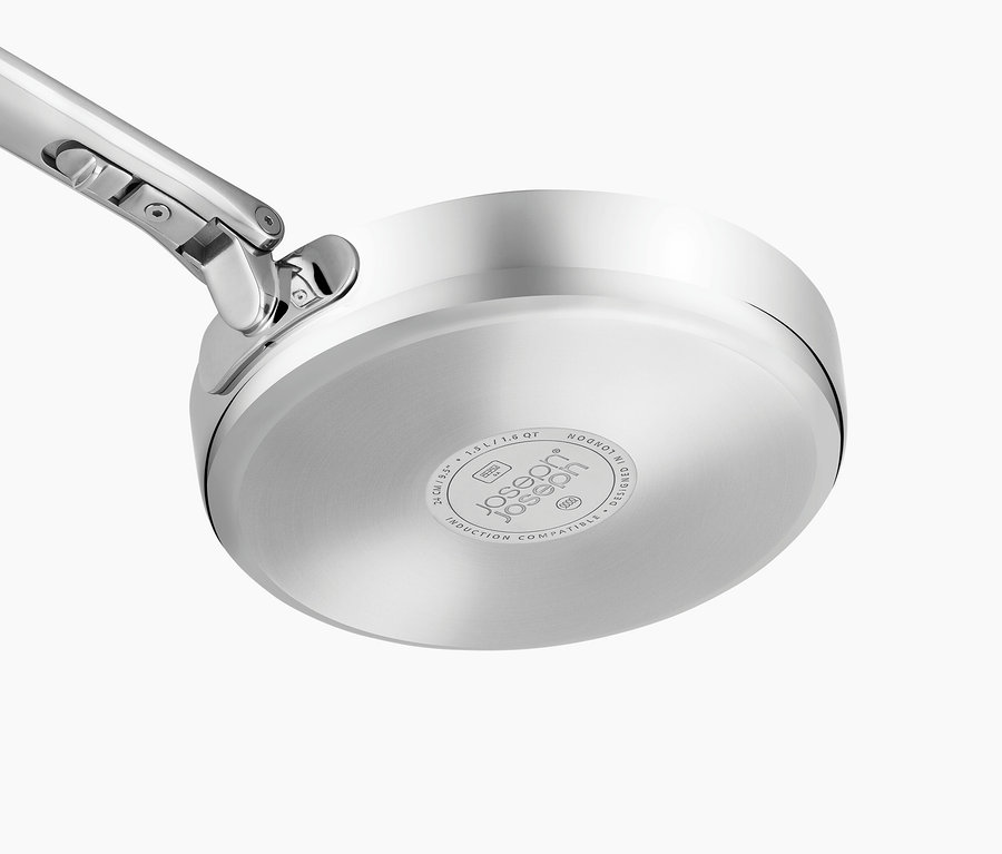 Glänzender, silberner Topf mit Griff, dessen Boden die Aufschrift "Joseph Joseph", "INDUCTION COMPATIBLE" und "1.5 L / 1.6 QT" trägt.