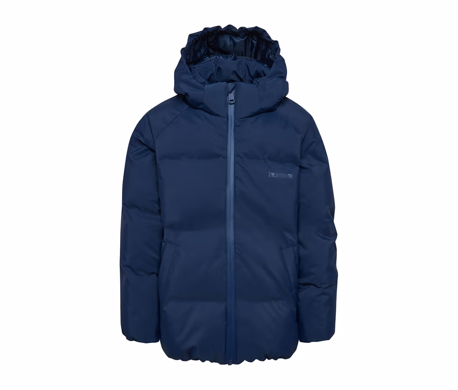 Blaue hummel® HMLJR All Weather Puffer Jacket mit Kapuze und Reißverschluss, mit hummel® Logo auf der rechten Brust.
