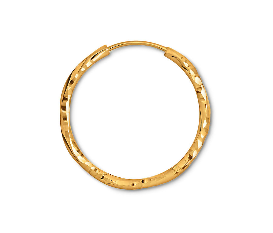 Ein goldener Creolen-Ohrring mit Textur auf einem weißen Hintergrund.