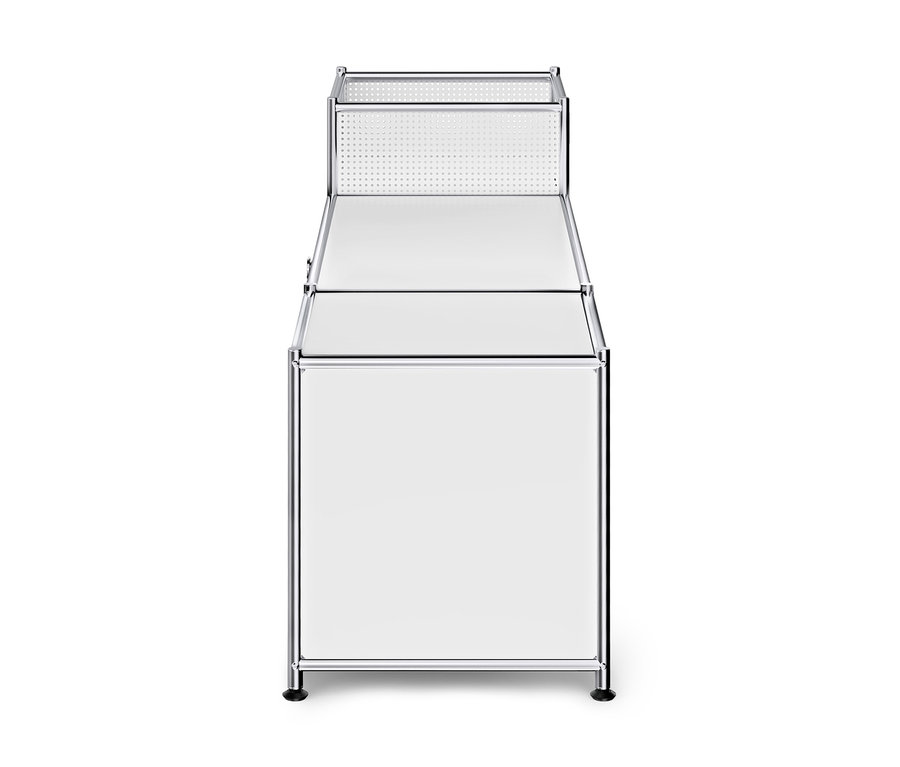Weißes modulares Möbelstück mit Chromrahmen, bestehend aus einem geschlossenen Unterschrank und einem offenen Aufsatz mit perforierten Seiten.