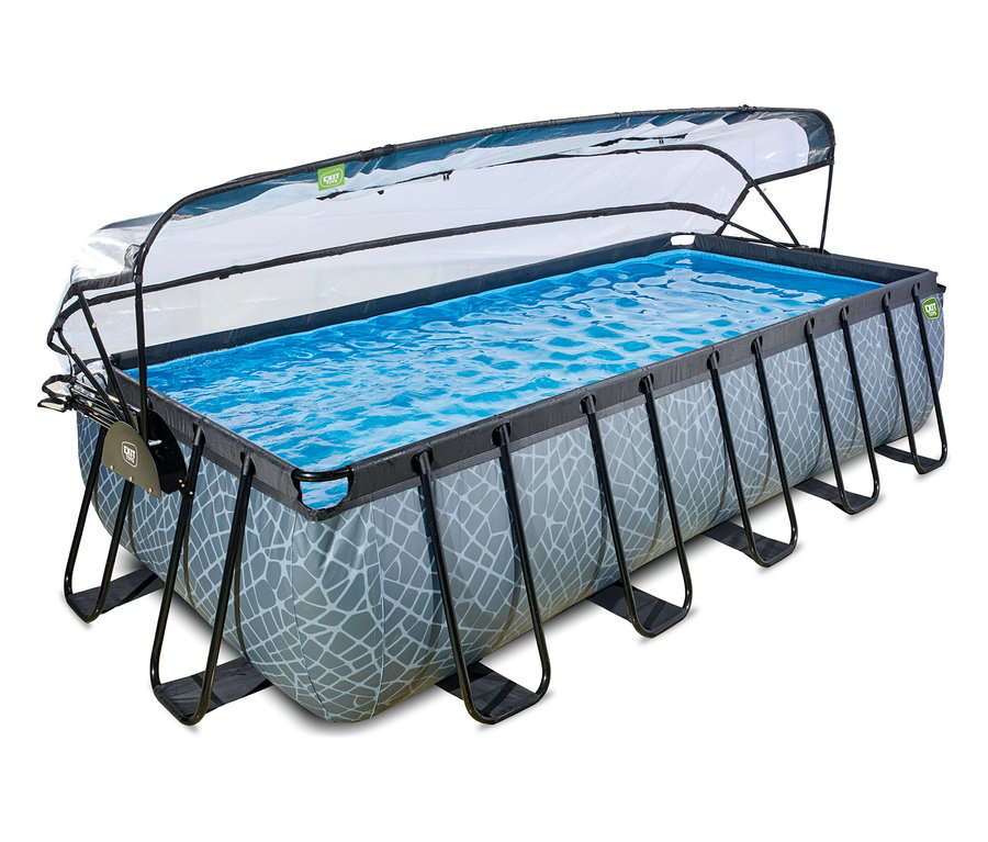 Rechteckiges EXIT Pool-Set in Steinoptik mit blauem Wasser und teilweise geöffneter transparenter Abdeckung.