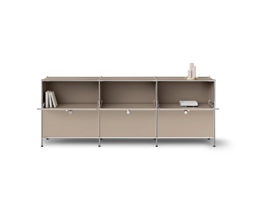 Taupefarbenes Metall-Sideboard »CN3« mit drei offenen Fächern und drei geöffneten Klappfächern, dekoriert mit Büchern und Objekten.