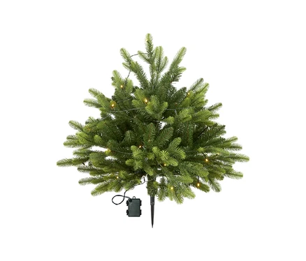 Grüner LED-Tannenbaum »Busk« mit warmweißen Lichtern, einem Stromkasten und Erdspieß an der Basis.