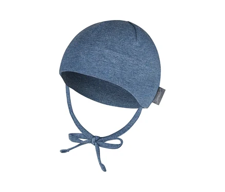 Blaue Babymütze aus weichem Stoff mit Bindebändern, die zu einer Schleife gebunden sind.