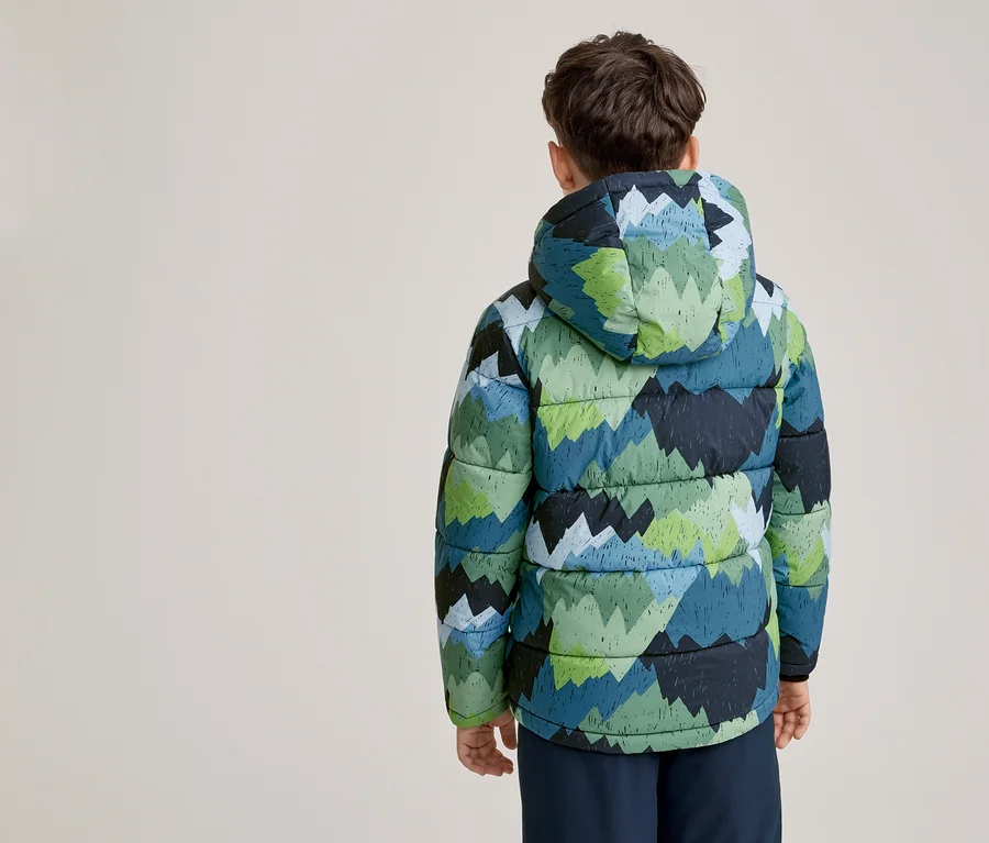 Ein kleiner Junge von hinten gesehen, der eine Kapuzen-Steppjacke mit grünem und blauem Bergmuster trägt. Er trägt auch eine dunkle Hose.