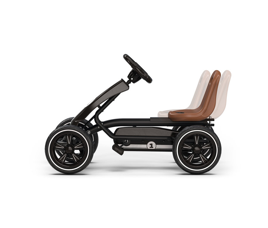 Schwarzes Go-Kart mit braunem Sitz und verstellbaren Sitzpositionen, von der Seite gesehen.