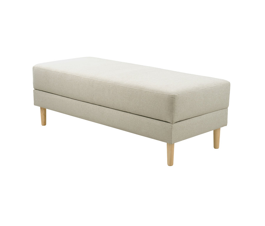 Helle beige gepolsterte Bank mit vier hellen, konischen Holzbeinen.