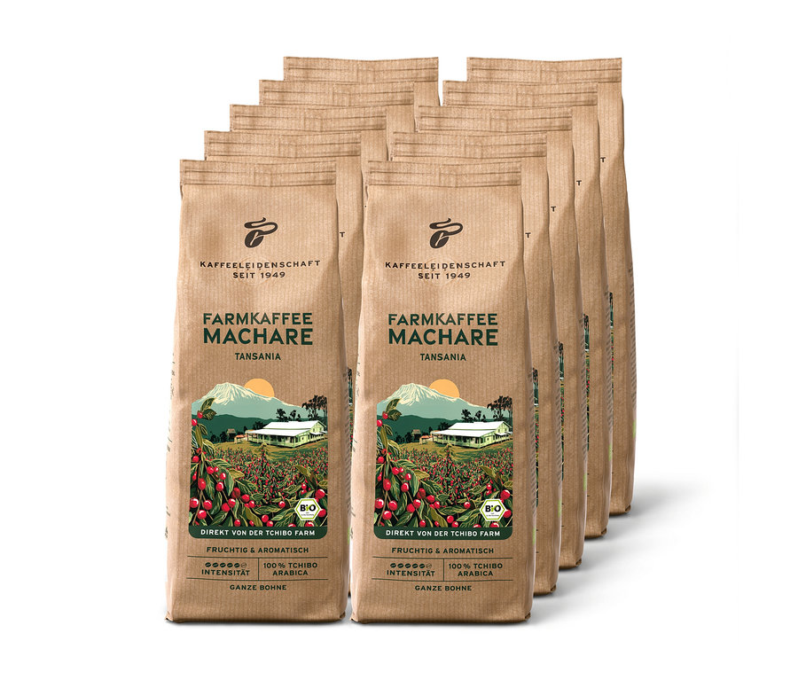 Zehn braune Packungen Farmkaffee Machare - 10 x 500 g Ganze Bohne aus Tansania, mit einer Abbildung einer Kaffeeplantage.