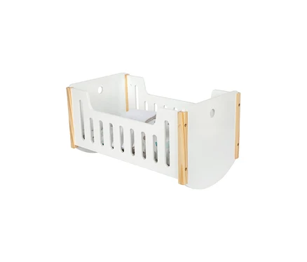 Weißes small foot Puppen-Wiegebett »Little Button« mit Holzdetails und vertikalen Gitterstäben.