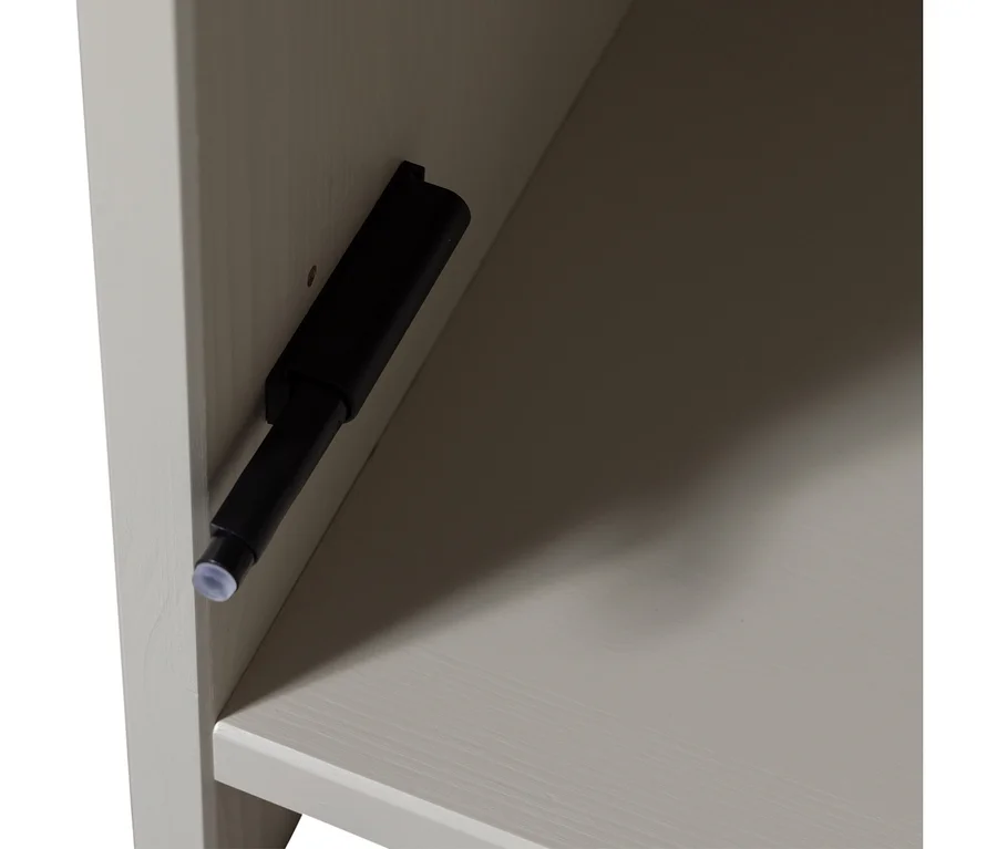Schwarzer Push-to-Open-Mechanismus mit grauer Spitze, an der Seitenwand eines hellgrauen Holzschranks montiert.