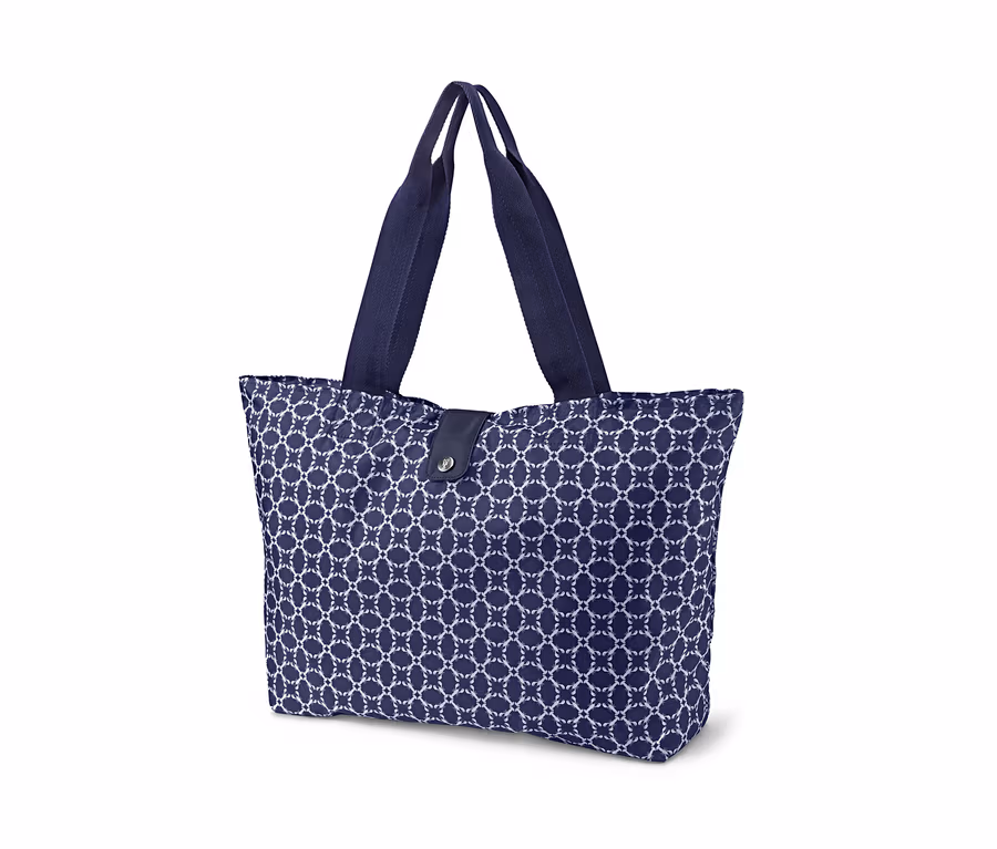 Eine faltbare Strandtasche mit blau-weißem Muster.