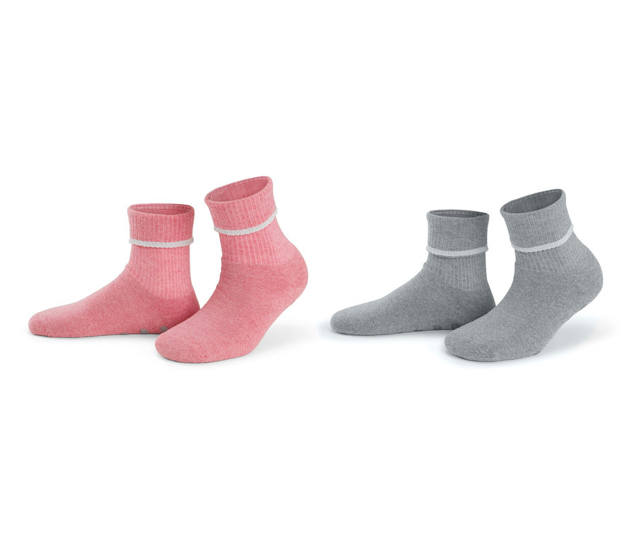 Zwei Paar Stoppersocken: ein Paar rosa, ein Paar grau.