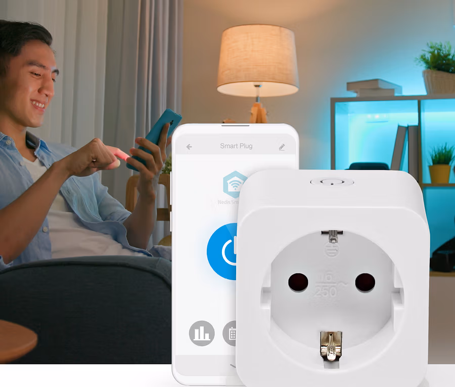 Ein lächelnder Mann sitzt auf einem Sofa und benutzt ein Smartphone. Im Vordergrund befindet sich ein weißer Smart Plug mit einer europäischen Steckdose neben einem Smartphone, das eine "Smart Plug"-App mit einem Ein-/Aus-Symbol anzeigt.