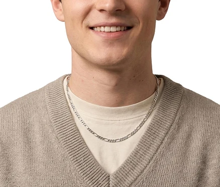 Lächelnder Mann trägt einen Amor 925 Silber Herren-Halsschmuck »Figaro« über einem hellen T-Shirt und beigem Cardigan.