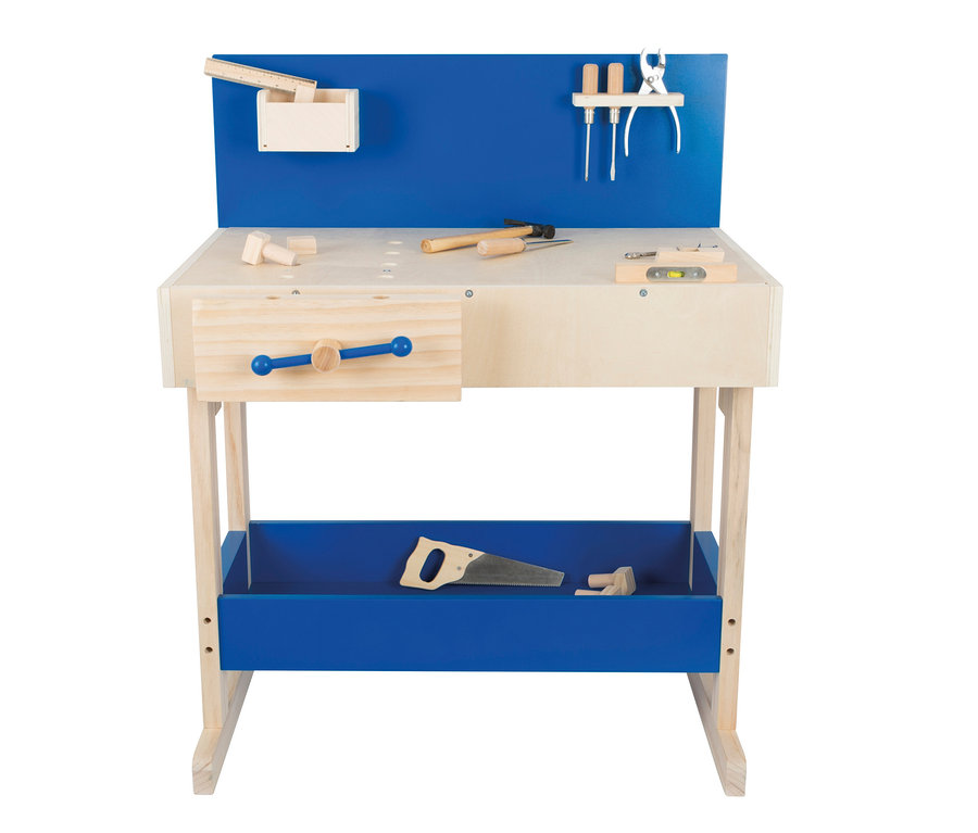 Hölzerne Spielwerkbank mit blauer Rückwand und Ablage. Auf der Arbeitsfläche liegen Schraubstock, Hammer, Schraubendreher, Wasserwaage und Holzklötze. An der Rückwand hängen Werkzeuge, unten liegt eine Säge.