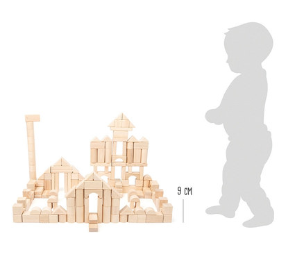 Eine burgähnliche Struktur mit Türmen und Torbögen, gebaut aus hellen Holzbausteinen, steht neben der grauen Silhouette eines Kindes. Eine 9 cm Messlinie ist bei den Bausteinen sichtbar.
