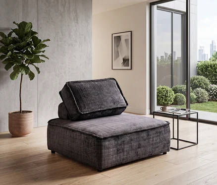 Modernes Wohnzimmer mit einem dunkelgrauen modularen Sofa, einer Topfpflanze und einem schwarzen Beistelltisch. Ein großes Fenster bietet Blick auf einen Garten und die Stadtsilhouette.