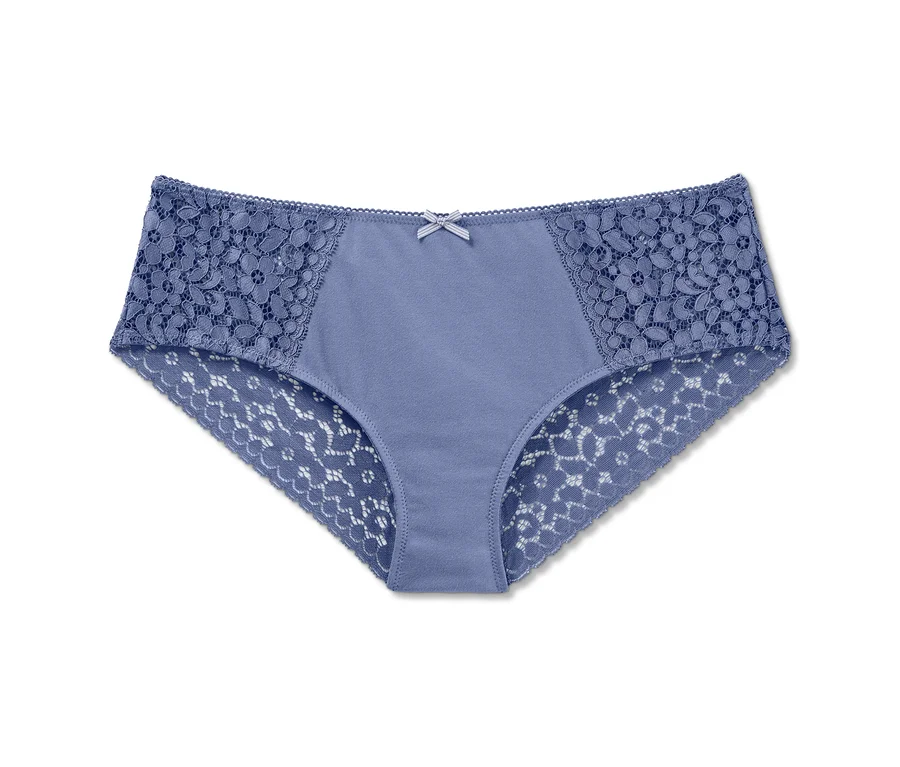 Blaue Hipster mit Spitzenbesatz und Schleife in der Mitte.