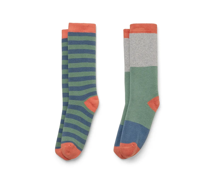 Zwei Paar Socken liegen nebeneinander. Ein Paar ist grün-blau gestreift, das andere ist grau, grün und blau.