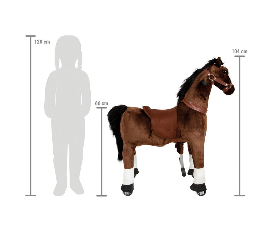 Braunes Plüsch-Spielpferd mit Sattel, Zaumzeug und Rädern, neben einer Kindersilhouette. Das Pferd ist 104 cm hoch, die Sattelhöhe beträgt 66 cm; das Kind ist 120 cm groß.