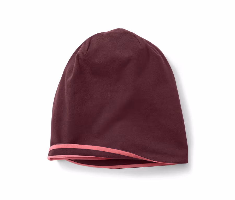 Eine bordeauxrote Wendemütze mit rosa Saum.