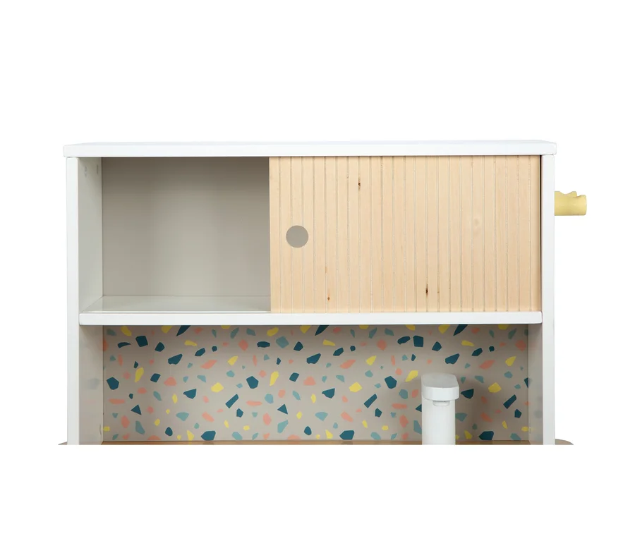Weißes Kinderregal mit Schiebetüren und gemusterter Rückwand.