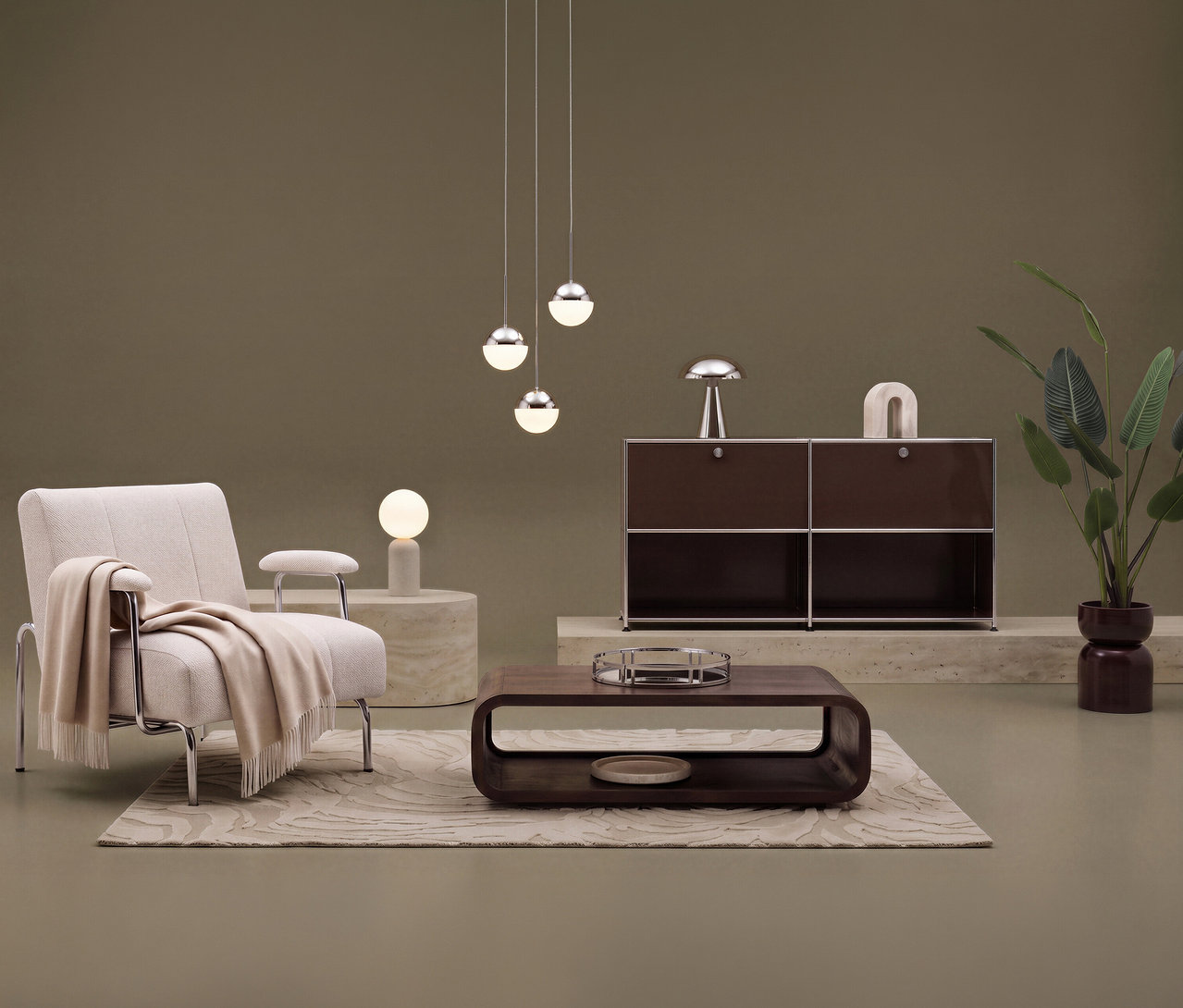 Ein beiger Sessel mit Armlehne und einer cremefarbenen Wohndecke »PLENTY« steht auf einem cremefarbenen Teppich »Cosmo «Waves. Davor ein brauner Couchtisch. Im Hintergrund ein braunes Sideboard Metall »CN3« mit 2 Klappenfächern und 2 offenen Fächern, darauf eine Tischleuchte »Bovista«. Drei Hängelampen und eine Tischleuchte »Traventa« beleuchten den Raum.