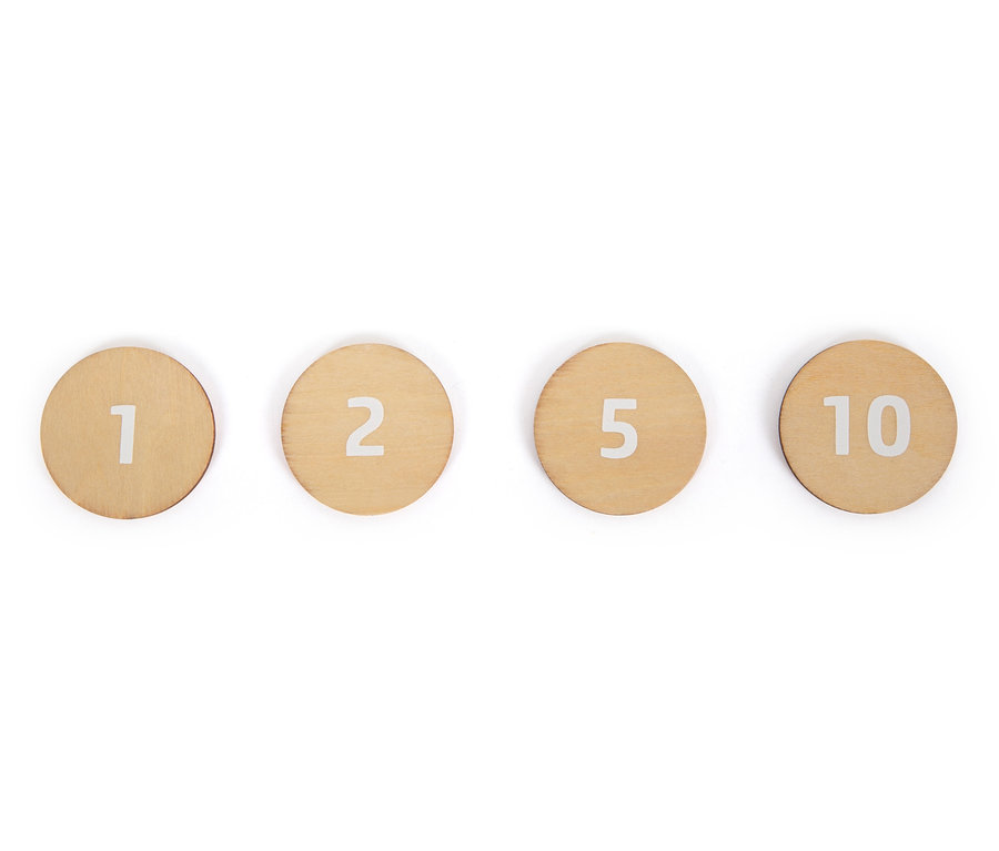 Vier hölzerne Spielsteine mit den Zahlen 1, 2, 5 und 10.