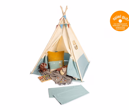 Ein beiges Pinolino Zelt »Tipi Yuma« mit türkisen Details, geschmückt mit bunten Flaggen und Plüschtieren.