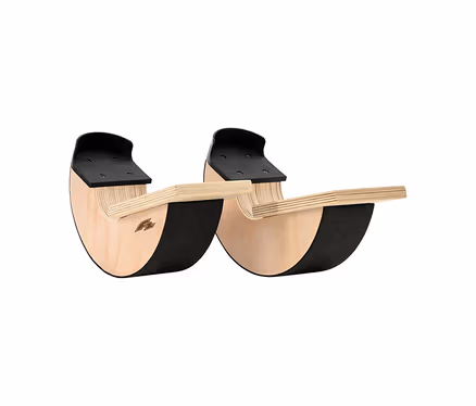 Zwei F2 STRETCH BOARDS aus hellem Holz mit einer schwarzen, strukturierten, gebogenen Unterseite und einer schwarzen Fußstütze oben.
