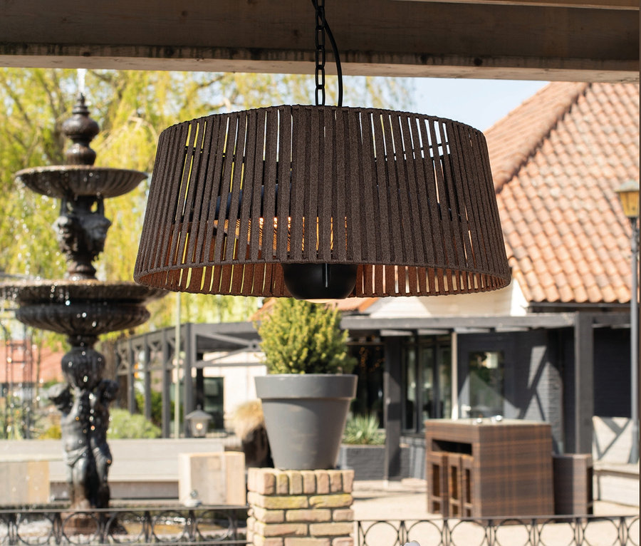Ein brauner Sunred-Hänge-Heizstrahler »Halogen Artix Corda« hängt über einem Tisch mit Gläsern und Flaschen im Freien.