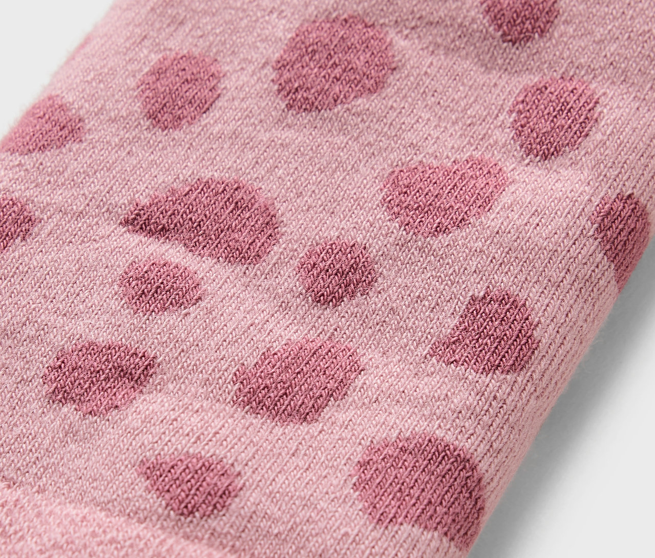 Detailaufnahme von Kinder-Thermoleggings mit Tupfen.