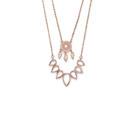 Doppelte Halskette mit Verzierungen auf weißem Hintergrund. Layer-Kette mit Zirkonia-Steinen.